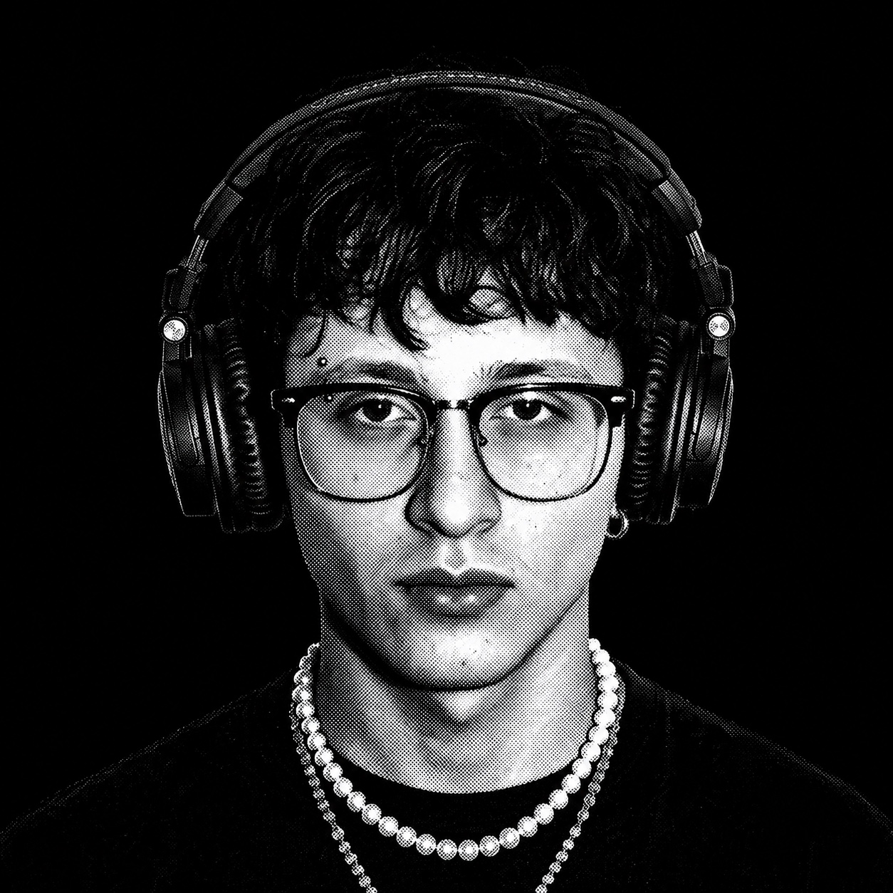Daimon con lentes y audífonos, retrato en blanco y negro