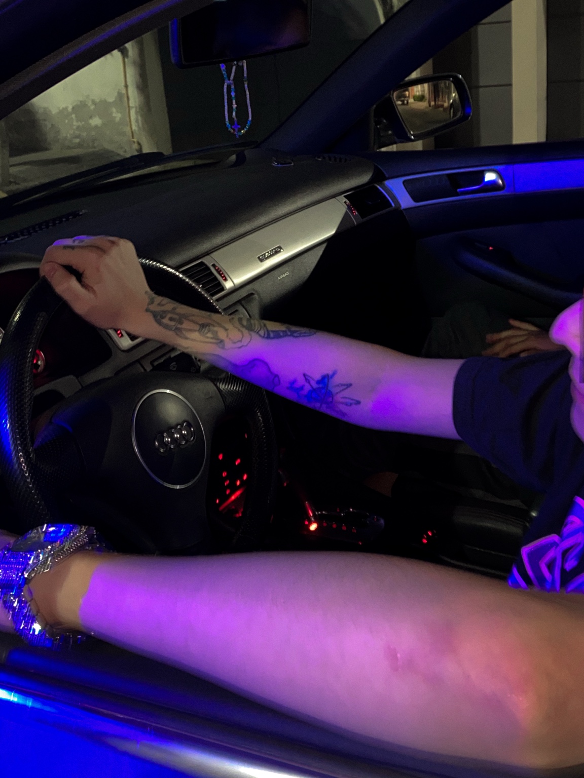 Daimon en auto con luces