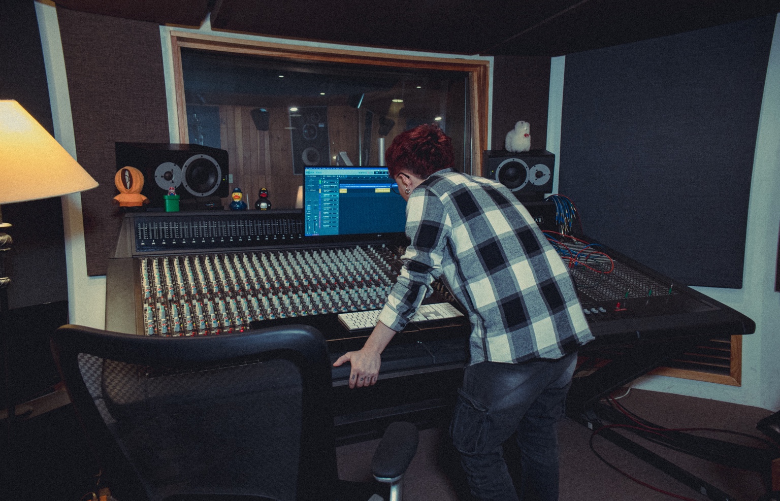 Daimon trabajando en estudio